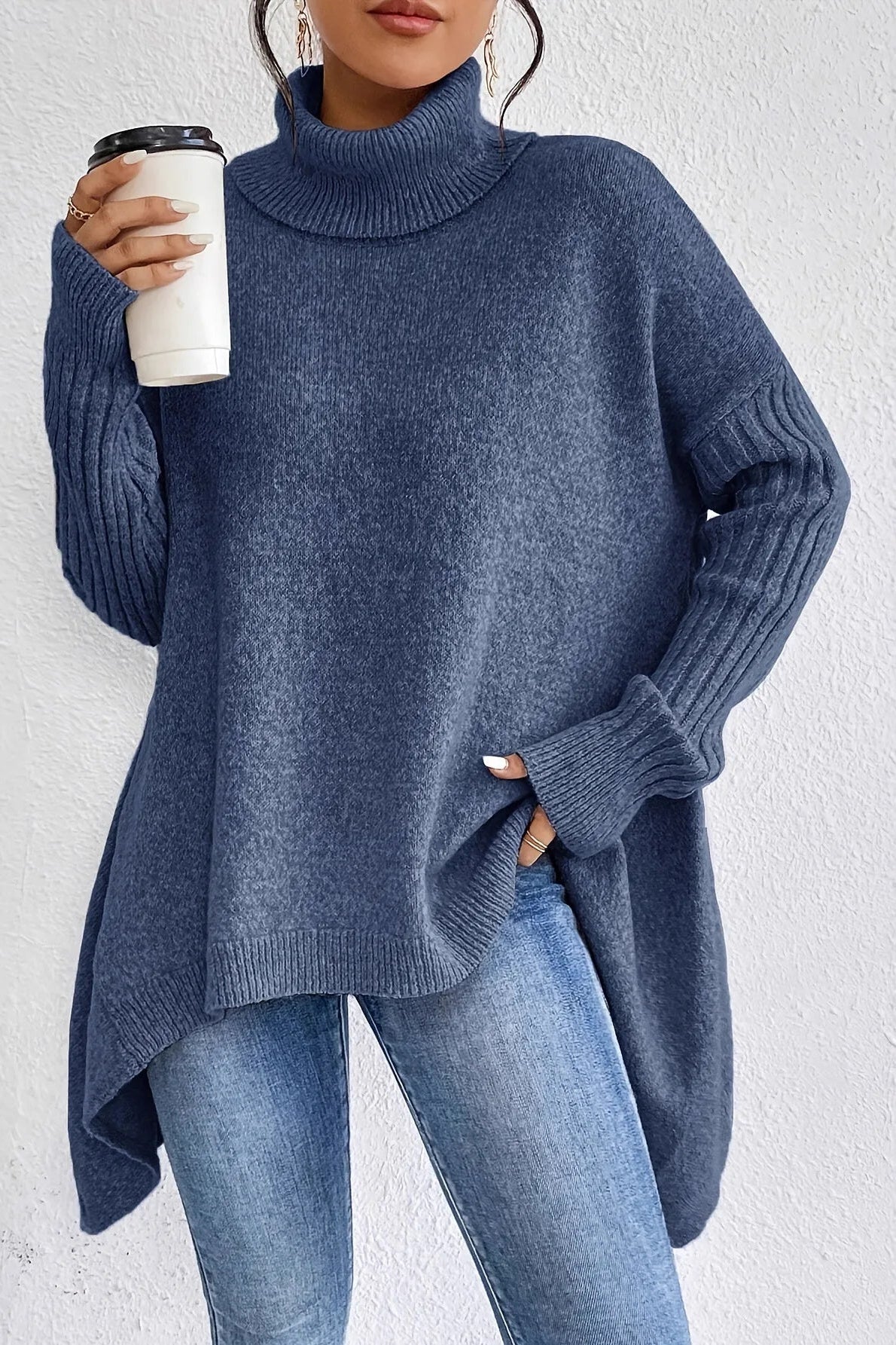 Suéter Zélie | Oversize con Cuello Alto y Dobladillo Asimétrico