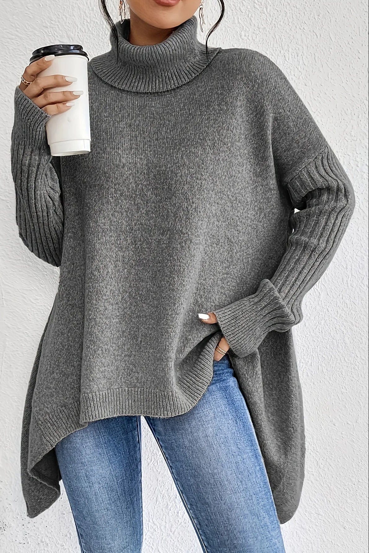 Suéter Zélie | Oversize con Cuello Alto y Dobladillo Asimétrico