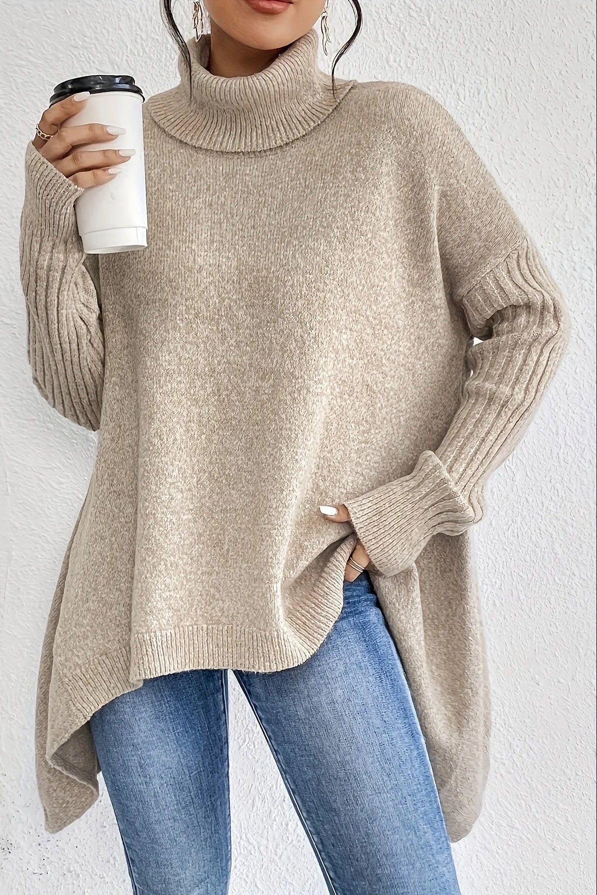 Suéter Zélie | Oversize con Cuello Alto y Dobladillo Asimétrico