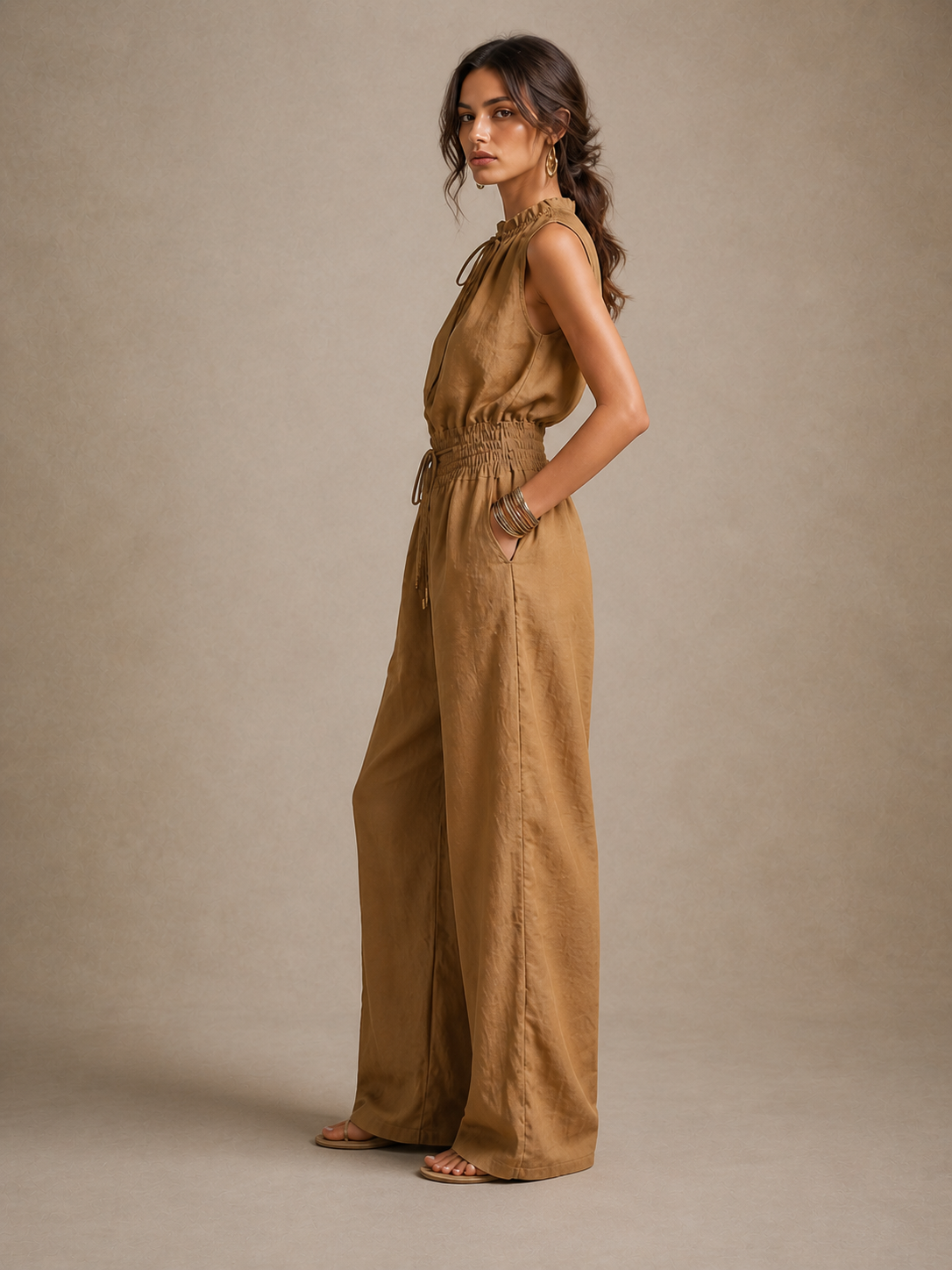 MAISON CHÉRIE | Serena | Mono Color Camel con Cuello Alto Anudado y Pierna Ancha