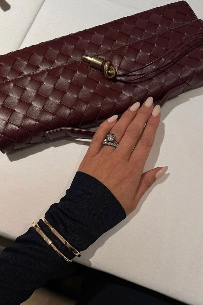 MAISON CHÉRIE | Cartera de mano con lazo dorado